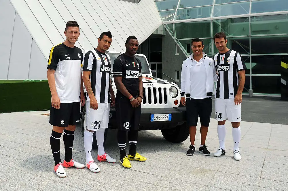 Il marchio Jeep debutta sulla maglia Home della Juventus e partecipa al ritiro della squadra bianconera