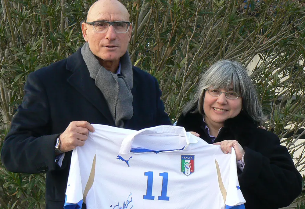 L'Associazione Lorenzo Perrone mette all'asta la maglia autografata dei campioni del mondo 1982