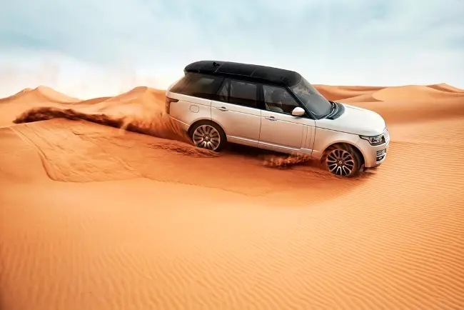 Nuova Range Rover, il SUV di lusso più leggero e robusto