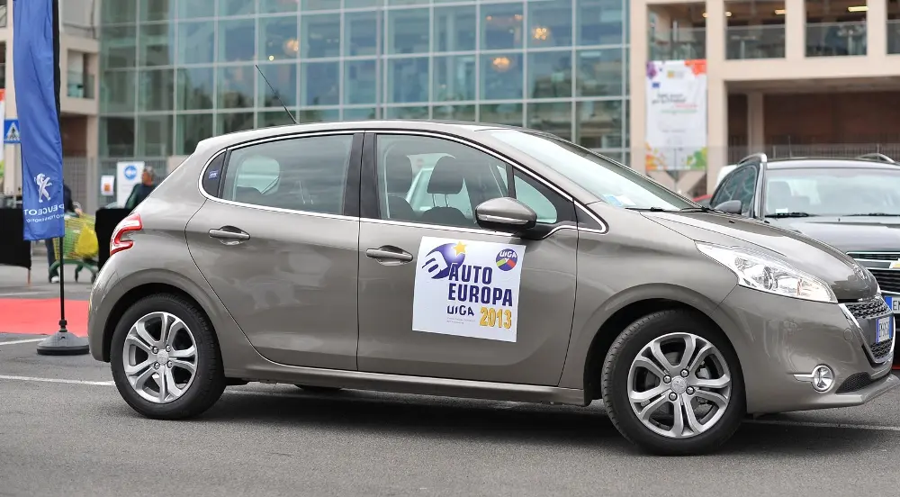 Peugeot 207 vince il Campionato Italiano Rally e Peugeot 208 il Premio Auto Europa 2013