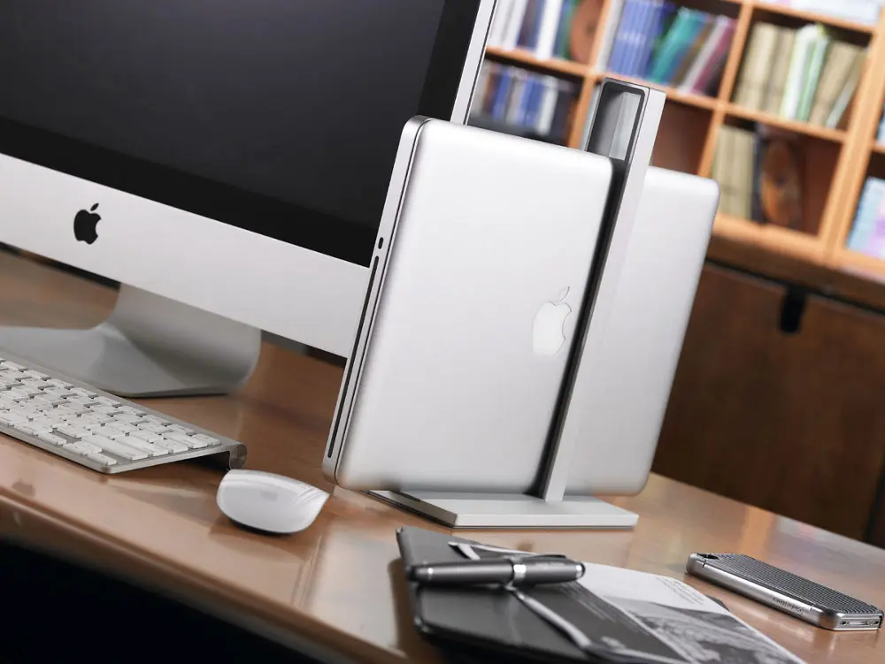 L Stand di Cooler Master, protezione e sostegno per MacBook Pro