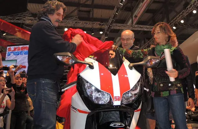 Riconsegnata alla famiglia Simoncelli la CBR1000RR "SuperSic" a EICMA 2012