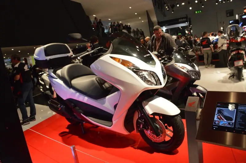 Nuovo Honda NSS300 Forza, comfort e compattezza