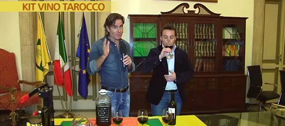 Striscia la Notizia, Jimmy Ghione fa assaggiare ad un famoso sommelier il vino fatto con le polveri