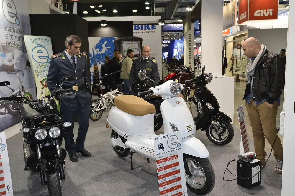 Eicma 2012, la Guardia di Finanza sequestra scooter Vespa contraffatti
