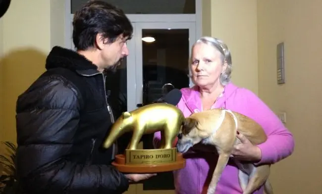 Striscia la Notizia: Valerio Staffelli consegna il Tapiro d’oro a Katia Ricciarelli