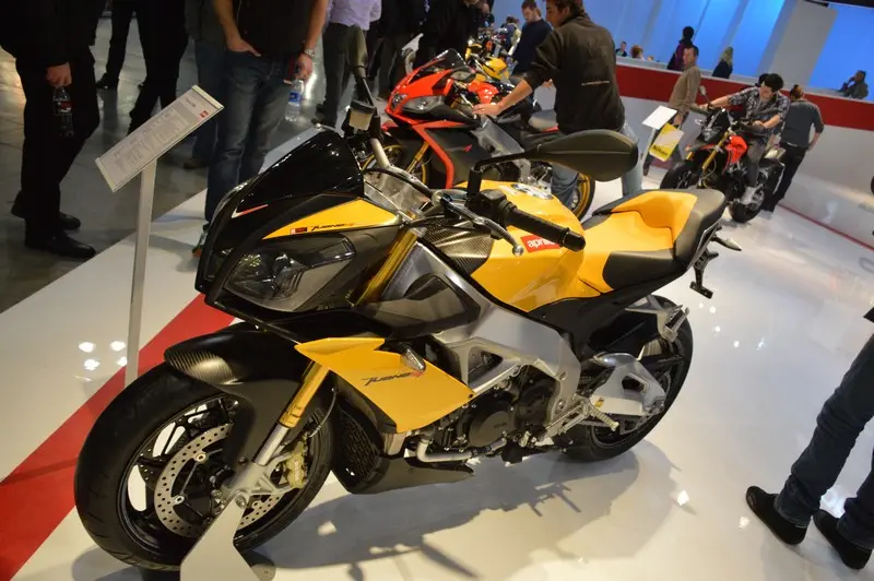 Aprilia Tuono V4R APRC, prestazioni e dotazioni di una superbike