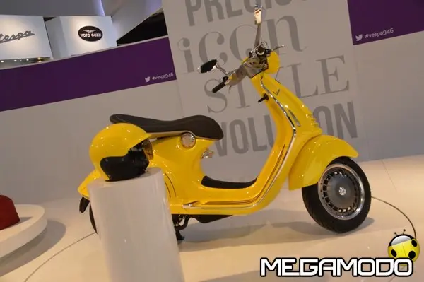 Moto Guzzi California 1400 e Vespa 946, da EICMA 2012 al centro di Milano - foto 1