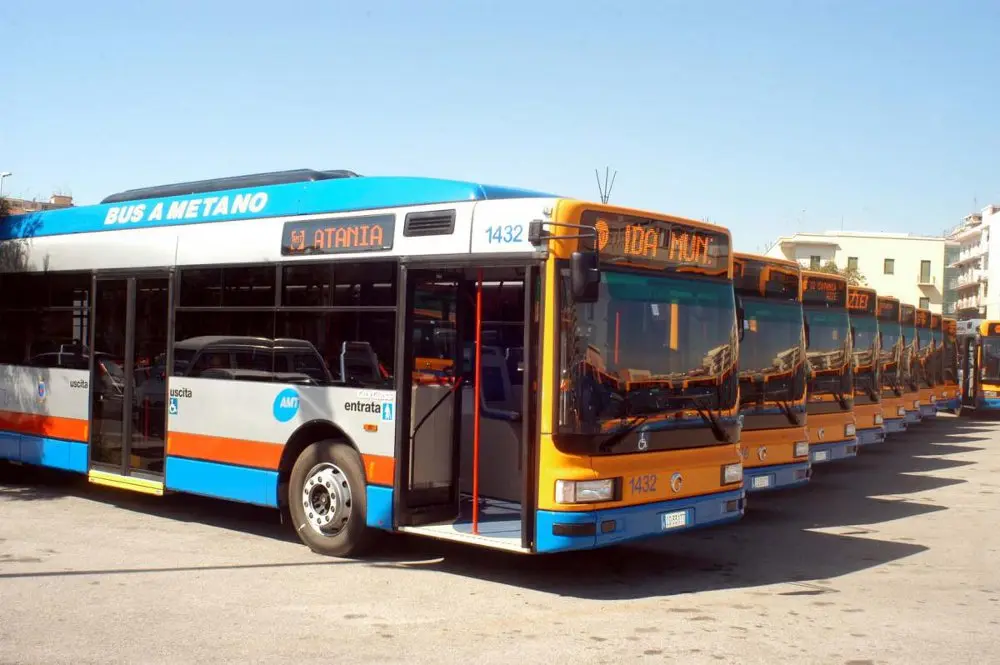 Trasporto pubblico, da oggi il biglietto del bus si paga con il cellulare