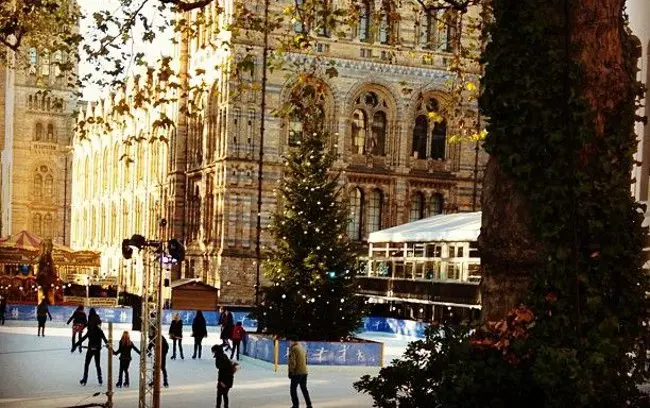 Natale a Londra: atmosfera fiabesca tra mercatini, pattinaggio e il grande albero di Trafalgar Square