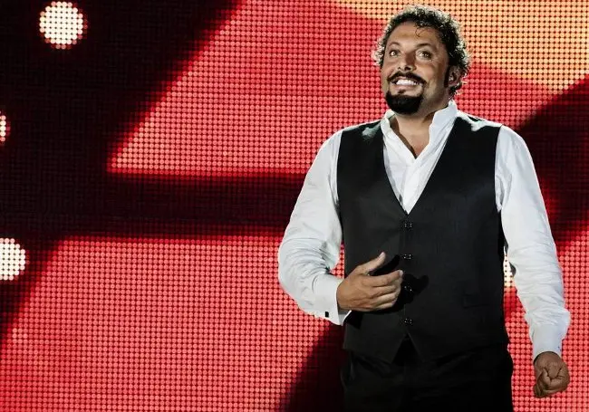 Enrico Brignano festeggia il Capodanno 2013 con “TUTTO SUO PADRE… e un pò sua madre”