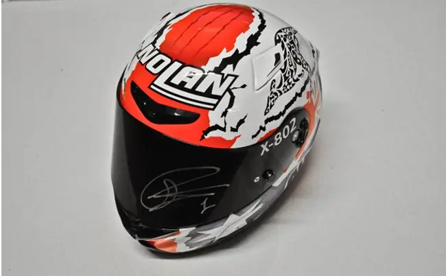 Casco Nolan autografato da Stoner all'asta per sostenere il Cesvi