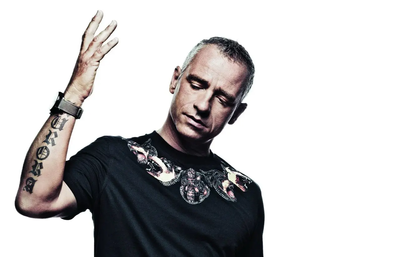 Eros guadagna il disco di platino ed è ospite d'eccezione alla finalissima di X Factor