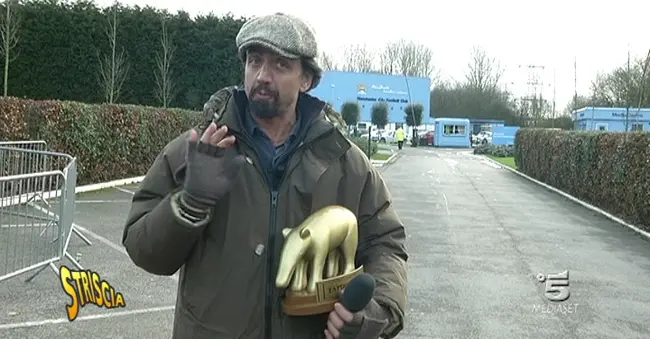 Striscia la Notizia, Valerio Staffelli cerca di consegnare il Tapiro d’oro a Mario Balotelli