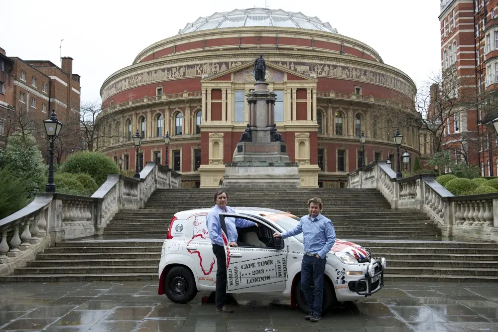 Philip Young e Paul Brace con Fiat Panda: record di guida 'non-stop' da Città del Capo a Londra