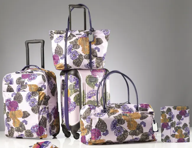 Nuova collezione da viaggio by Anna Sui e Tumi, pratica e divertente