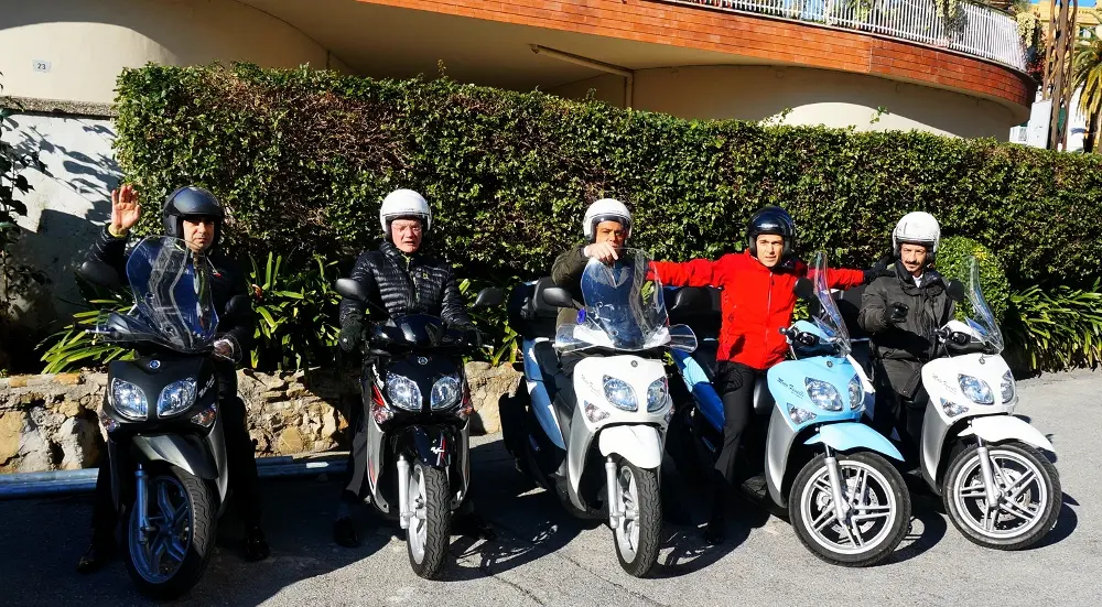 Sanremo 2013, Elio e le Storie Tese in sella alla Yamaha Xenter alla volta del Teatro Ariston