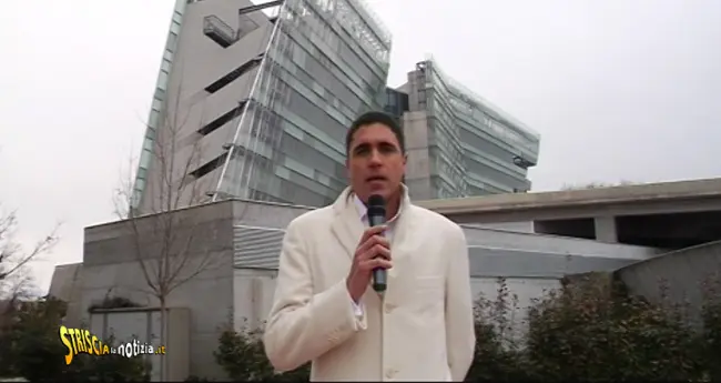 Striscia la Notizia, Moreno Morello alle prese con gli strani errori di una banca