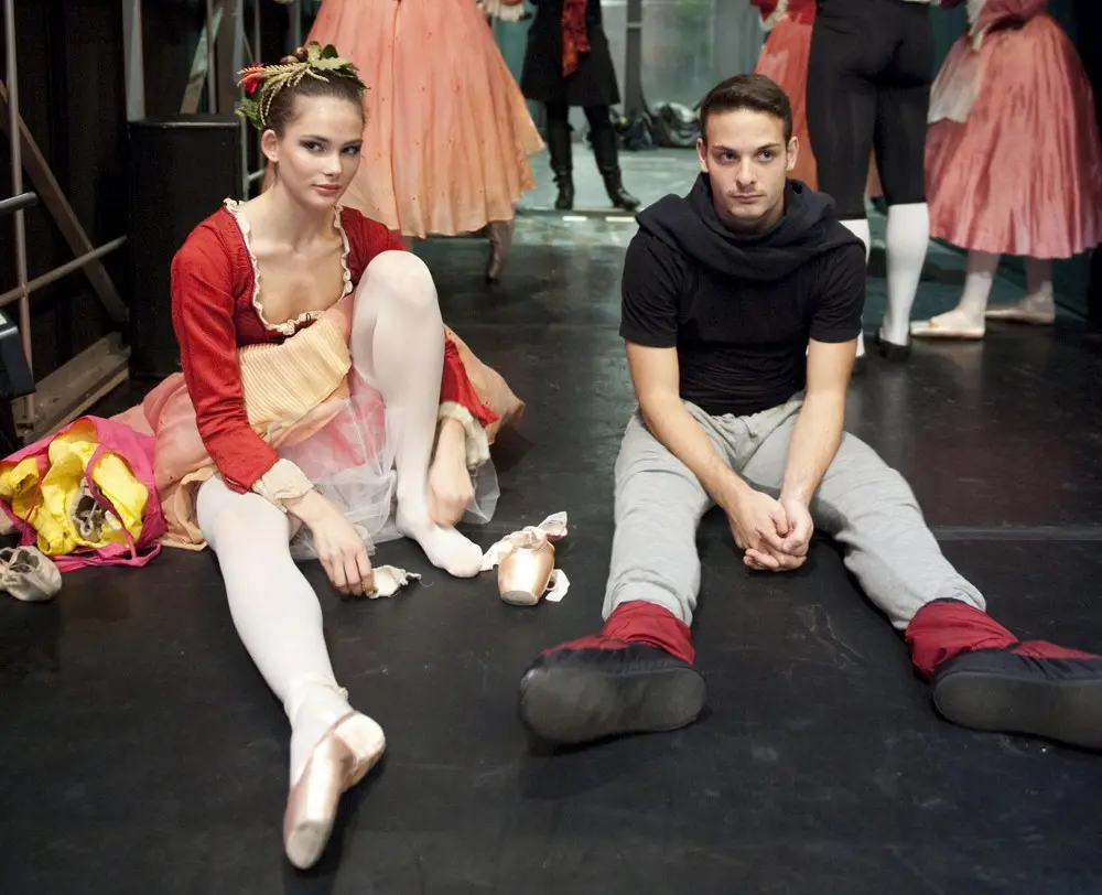 "Ballerini dietro il sipario": prove e ansie per il Gran Galà del San Carlo di Napoli