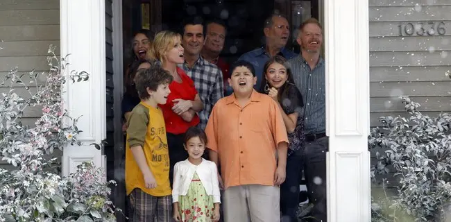 Modern Family, Beth Grant e Bryan Cranston per il finale della terza stagione