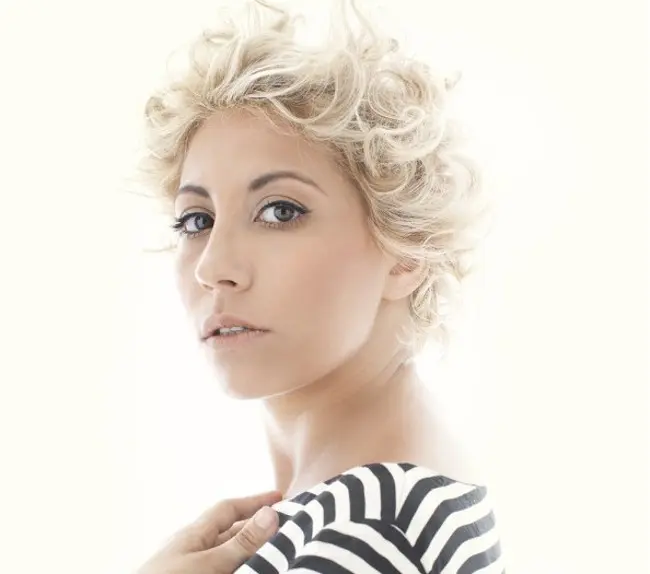 Malika Ayane in gara al Festival di Sanremo con i brani "Niente" e "E se poi"