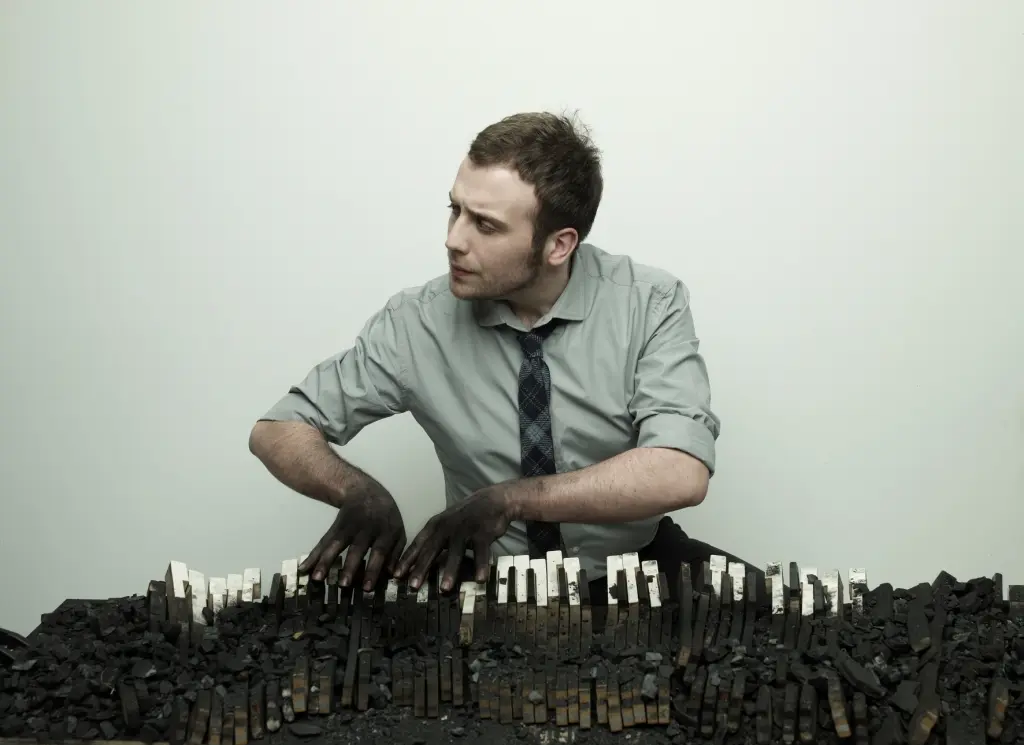 Raphael Gualazzi: successo a Sanremo siglato dall'uscita del suo nuovo album "Happy Mistake"