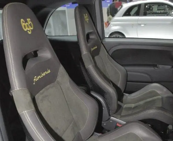 Alcantara per gli interni delle Abarth 695 "Fuoriserie"