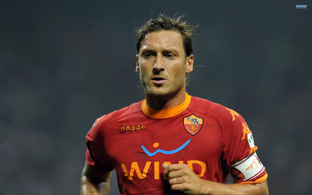 Totti festeggia i venti anni di serie A, auguri da tutto il mondo dello sport