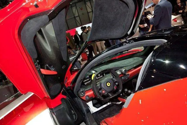 Alcantara veste le sportive in mostra al Salone di Ginevra 2013