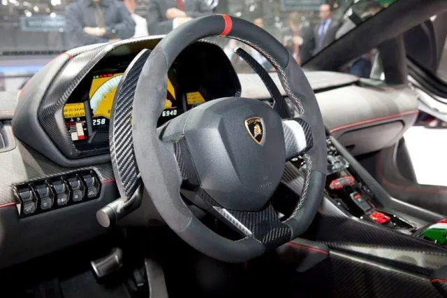 Lamborghini Veneno con interni in Alcantara