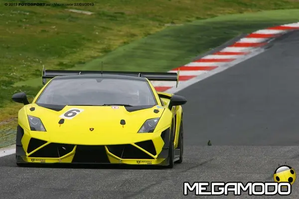 lady brena in azione con la lamborghini