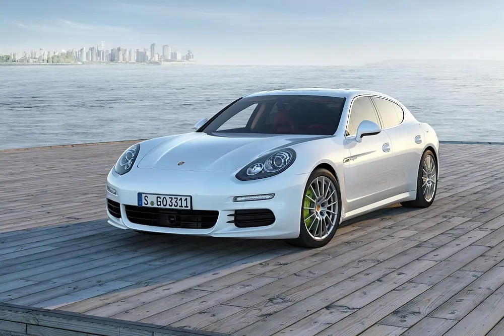 Nuova Porsche Panamera con tecnologia hybrid plug-in 