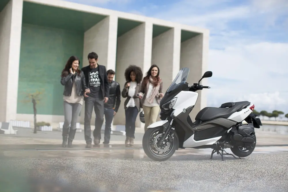 Yamaha X-MAX 400, mix di potenza e agilità 
