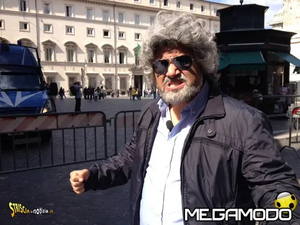 Il Beppe Grillo di Striscia la Notizia bacchetta i politici a Montecitorio