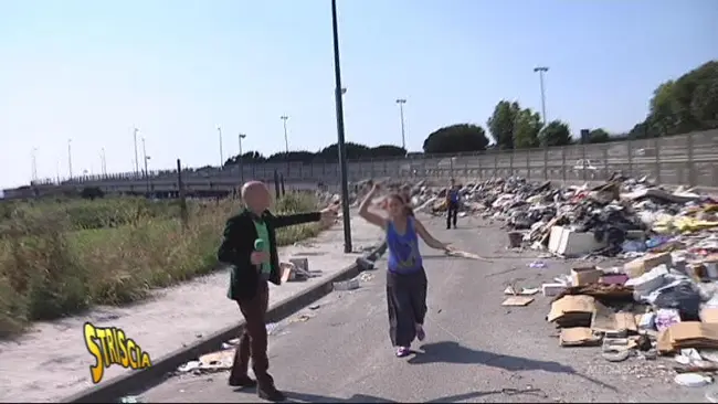 Striscia la Notizia: Luca Abete preso a sassate mentre mostra una discarica abusiva a Napoli