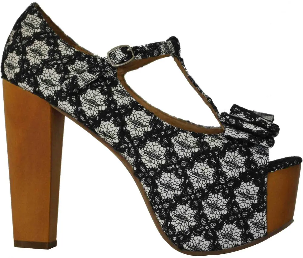 La Foxy Luanne di Jeffrey Campbell si veste di pizzo per l'estate