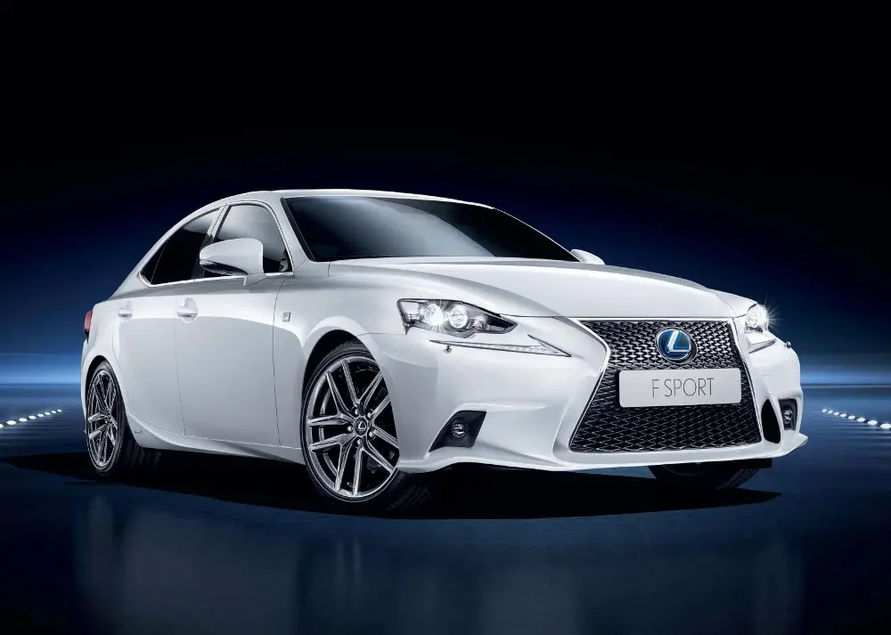 IS Hybrid in anteprima negi showroom Lexus