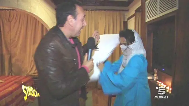 Striscia la Notizia: Fabio e Mingo alle prese con una guaritrice che sostiene di curare i tumori