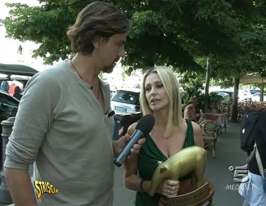 Striscia la Notizia: Tapiro d’oro a Paola Ferrari