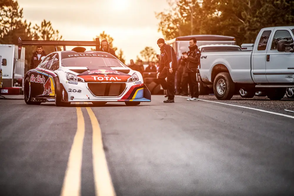 Peugeot 208 T16 Pikes Peak e Sebastien Loeb pronti all'assalto