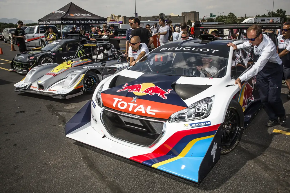 Sebastien Loeb con Peugeot 208 T16 Pikes Peak ai blocchi di partenza