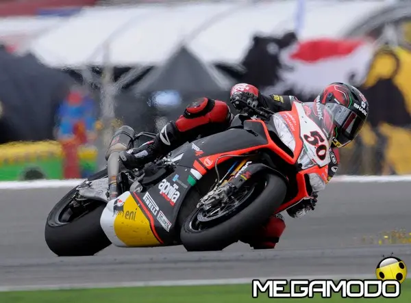 1 apriliaracing guintoli