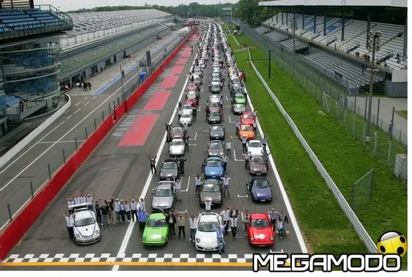 250 Porsche 911 sfilano a Monza