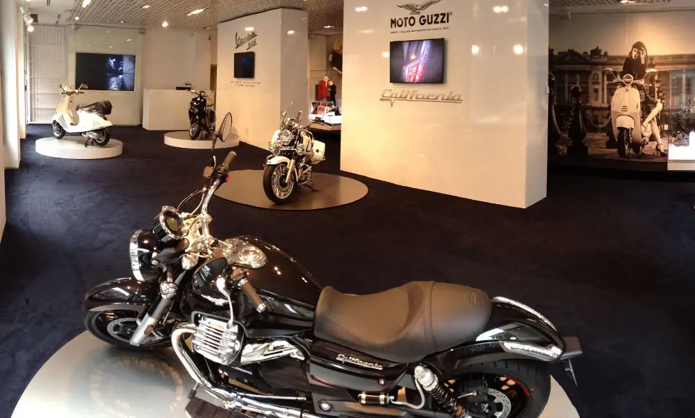 Vespa 946 e Moto Guzzi California protagoniste di un'esposizione a Milano