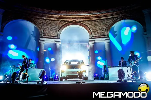 Bagno di folla per l'anteprima della BMW i3 a Milano