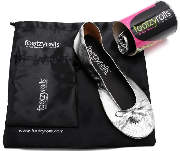 Il dono di Belen alle invitate al matrimonio: le ballerine arrotolabili FootzyRolls