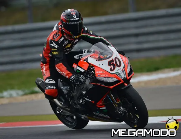 2 apriliaracing guintoli