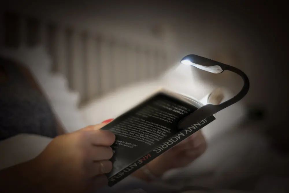 Booklite di Energizer: la mini lampada da fissare su libri, laptop o e-book reader