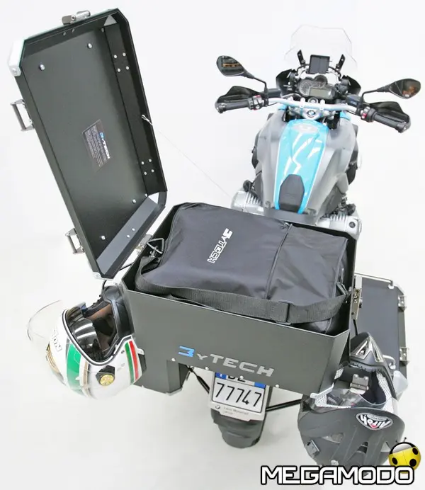 sistema ritenzione caschi