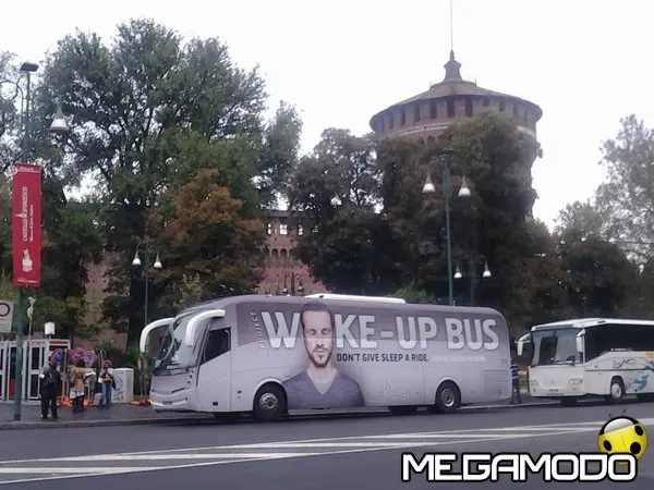 wake up bus a milano in piazza castello